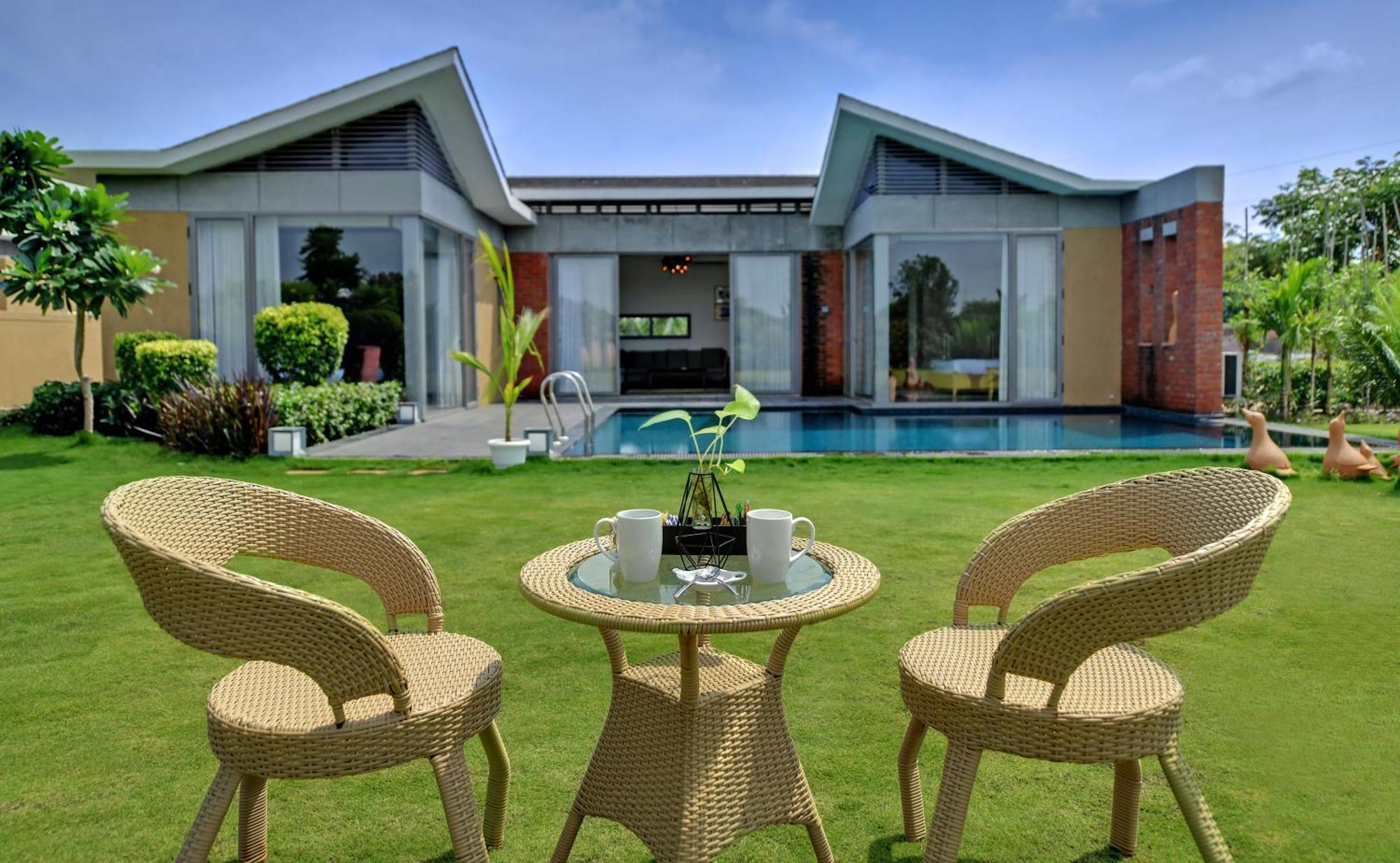 The Fern Royal Farm Resort, Anjār Esterno foto